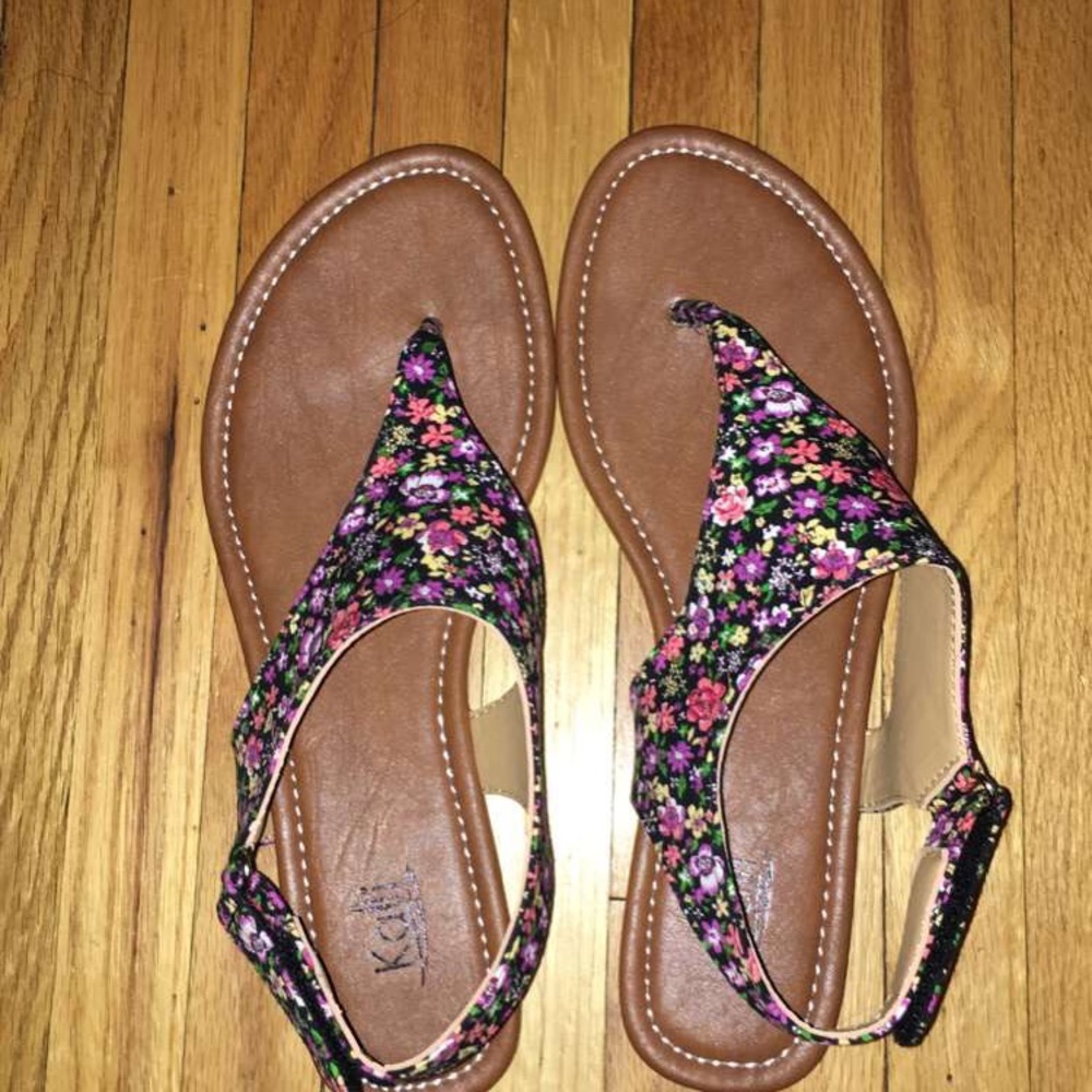 never worn flowery sandals 💕